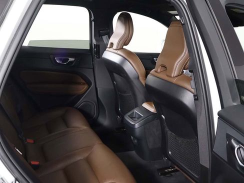 Used 2021 Volvo XC60 T5 Momentum w/ Premium Package image 28