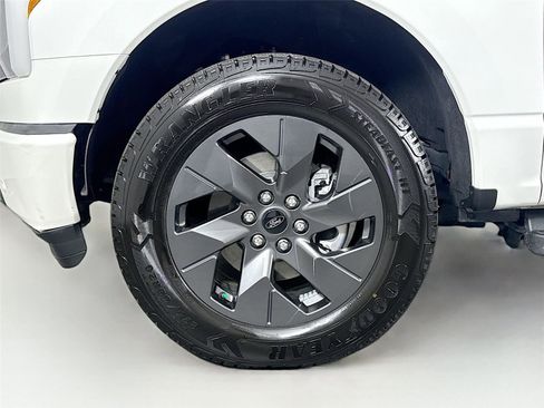 Used 2022 Ford F150 Lightning Lariat image 12