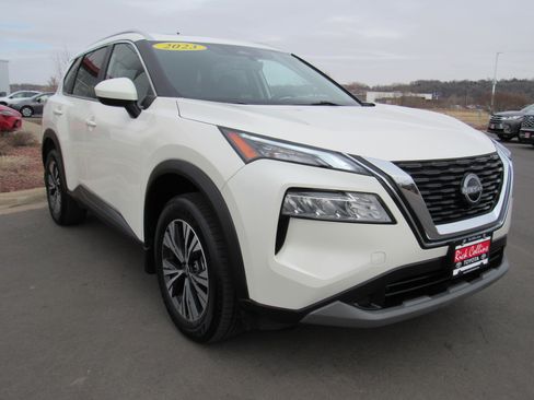 Used 2023 Nissan Rogue SV w/ SV Premium B Package image 4