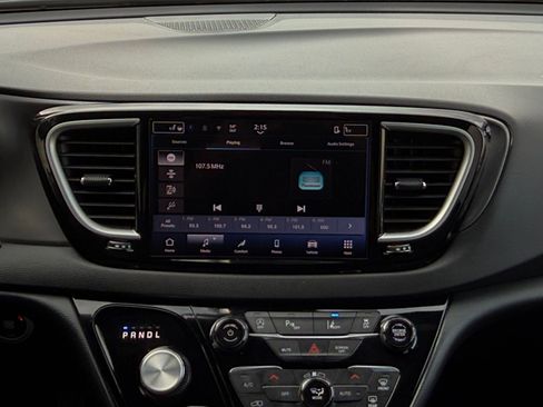 Used 2025 Chrysler Pacifica Select image 20