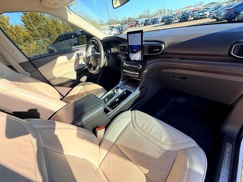 Used 2020 Ford Explorer Platinum w/ Premium Technology Package image 32