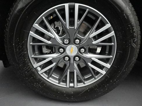 Used 2025 Chevrolet Traverse LT FWD image 11