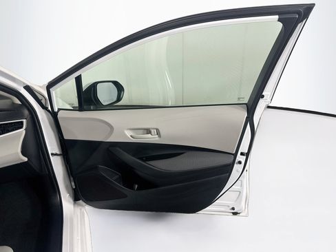 Used 2025 Toyota Corolla LE FWD image 29