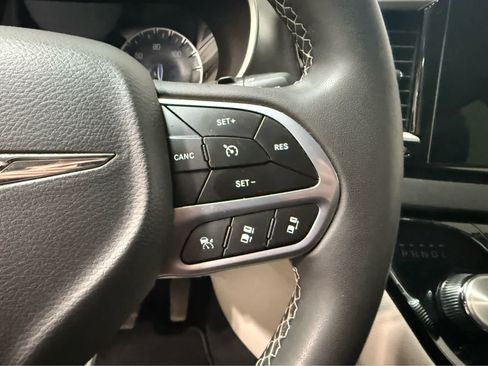 Used 2023 Chrysler Pacifica Touring-L FWD image 19