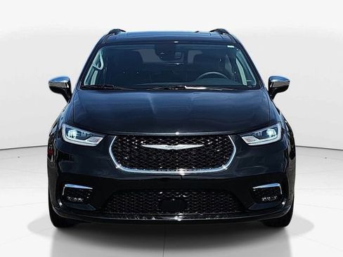 Used 2023 Chrysler Pacifica Limited w/ Uconnect Theater Family Group AWD/4WD image 9