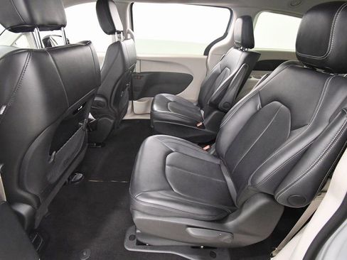 Used 2024 Chrysler Pacifica Select image 15