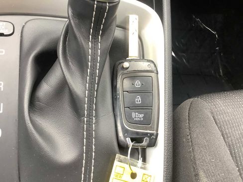 Used 2022 Hyundai Venue SE image 19