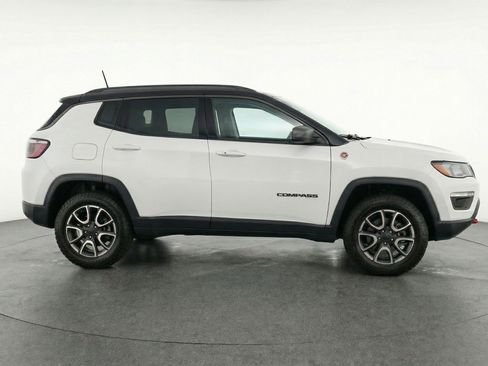 Used 2025 Jeep Compass Trailhawk image 11