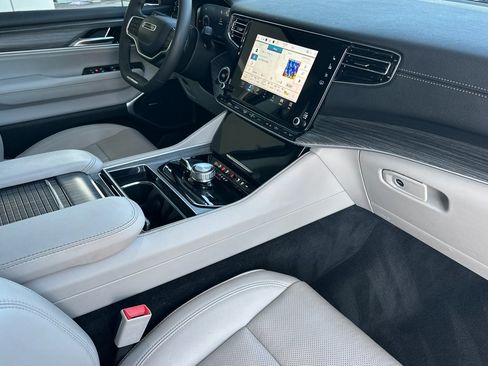 Used 2024 Jeep Wagoneer L Series II w/ Flexible Seating Group image 17