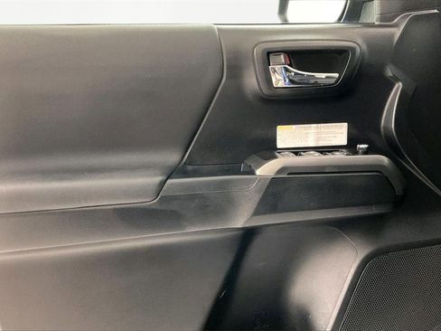 Used 2017 Toyota Tacoma TRD Off-Road image 18