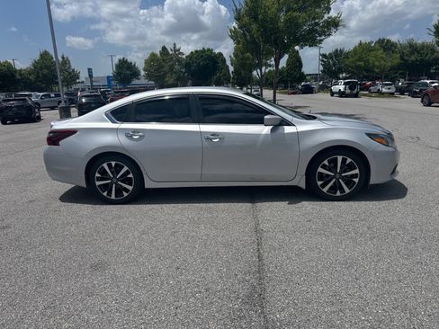 Used 2017 Nissan Altima 2.5 SR w/ LED Appearance Package FWD image 4