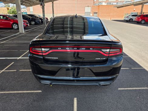 Used 2015 Dodge Charger SXT RWD image 4