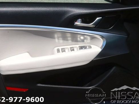 Used 2025 Genesis G70 2.5T AWD/4WD image 11