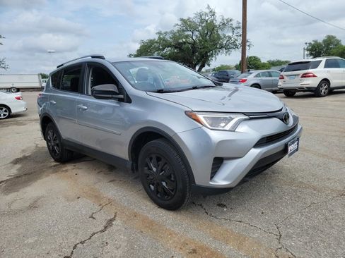 Used 2018 Toyota RAV4 LE image 3