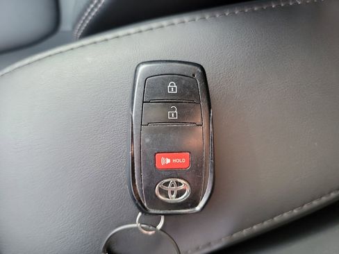 Used 2023 Toyota Corolla Cross XLE image 23