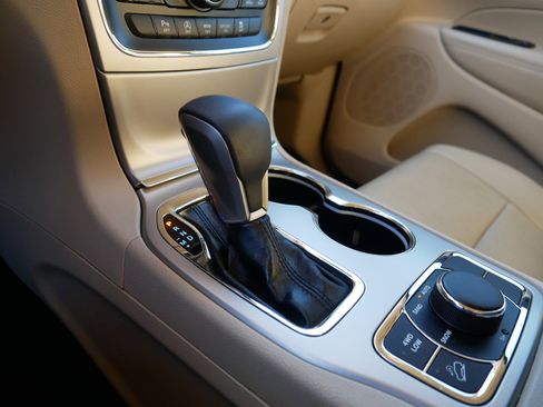 Used 2017 Jeep Grand Cherokee Limited w/ Luxury Group II image 24