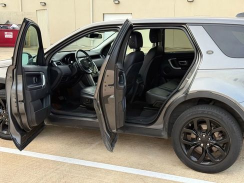 Used 2019 Land Rover Discovery Sport SE image 11