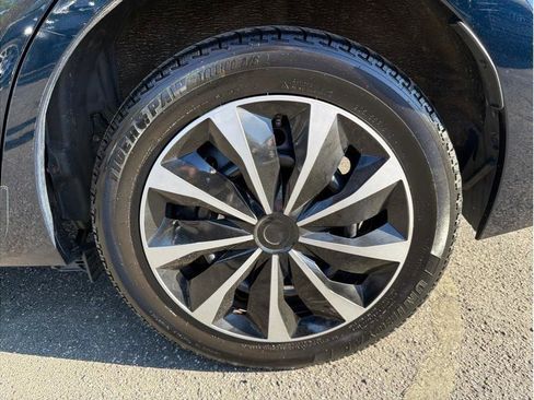 Used 2019 Toyota Corolla LE image 19