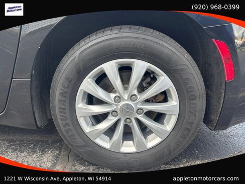 Used 2018 Chrysler Pacifica Touring Plus FWD image 13