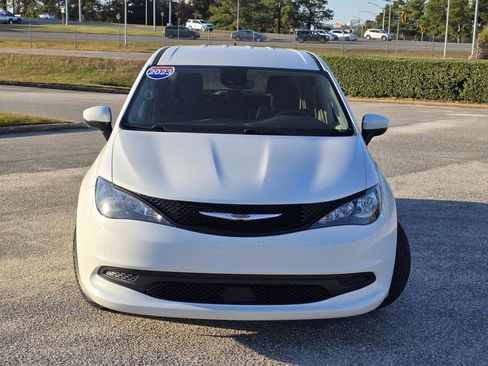 Used 2023 Chrysler Voyager LX image 2