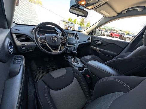Used 2017 Jeep Cherokee Sport w/ Cold Weather Group AWD/4WD image 4