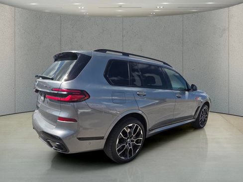 Used 2024 BMW X7 xDrive40i w/ M Sport Package AWD/4WD image 4