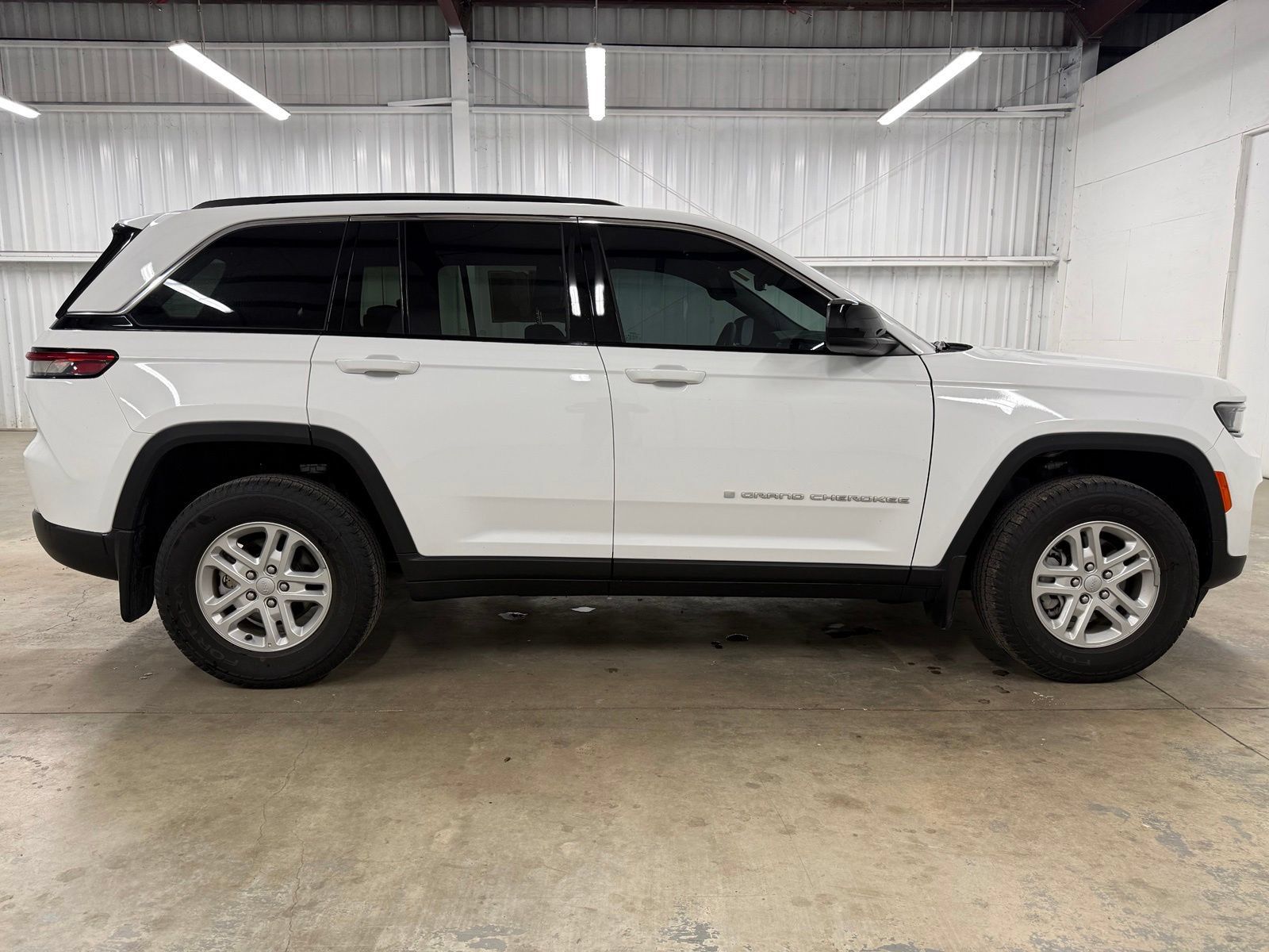 Used 2025 Jeep Grand Cherokee Laredo w/ MOPAR Finishing Package RWD image 5