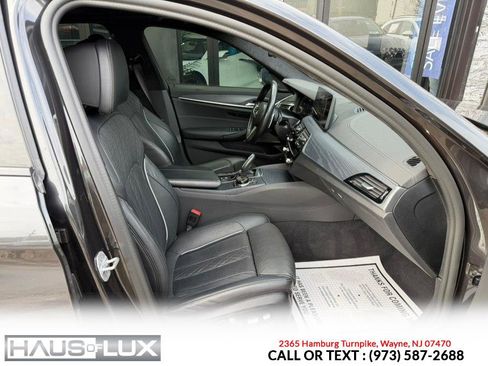 Used 2021 BMW M550i xDrive w/ Dynamic Handling Package image 21