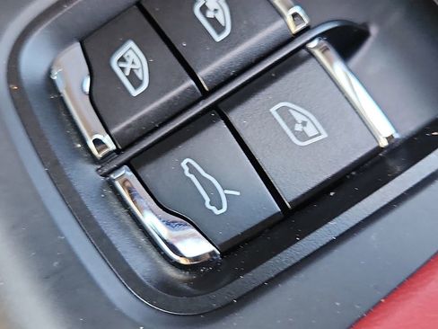 Certified 2025 Porsche Macan image 24