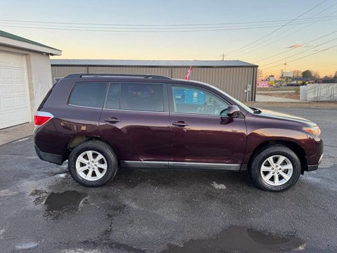 Used 2012 Toyota Highlander FWD w/ Tech Pkg image 2