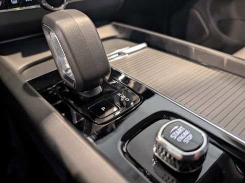 Used 2025 Volvo XC60 B5 Core w/ Climate Package image 23