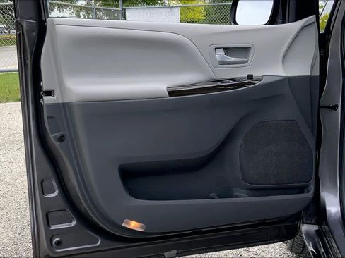 Used 2017 Toyota Sienna XLE FWD image 21