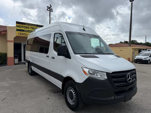 Used 2025 Mercedes-Benz Sprinter 2500 image 8