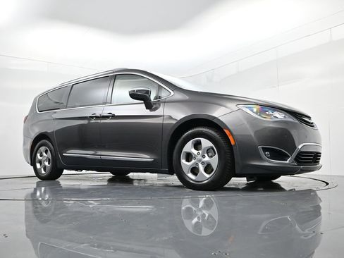 Used 2017 Chrysler Pacifica Platinum image 41