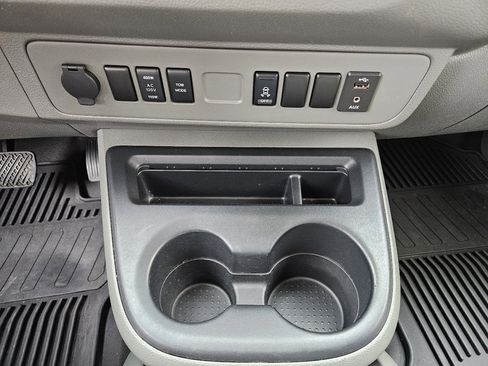 Used 2019 Nissan NV 2500 SV image 33
