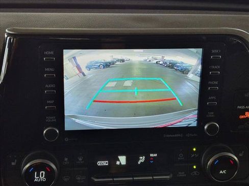 Used 2021 Toyota Highlander XLE AWD/4WD image 15