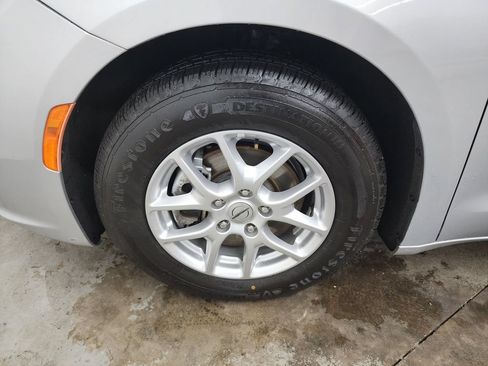 Used 2022 Chrysler Pacifica Touring-L FWD image 42