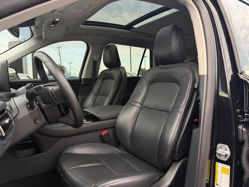 Used 2025 Lincoln Aviator 2WD image 10