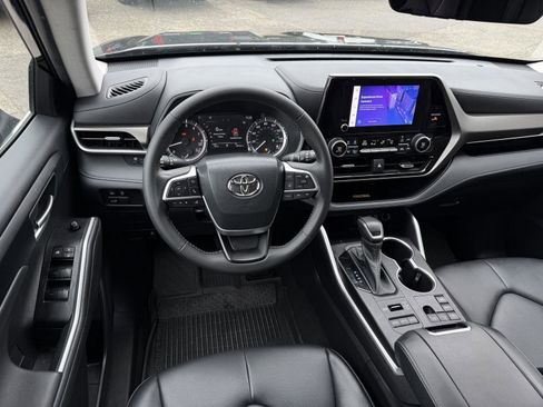 Used 2023 Toyota Highlander XLE AWD/4WD image 15