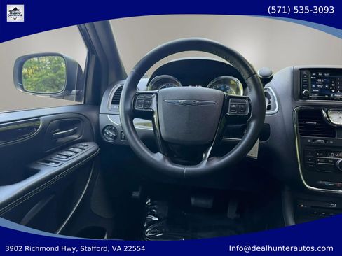 Used 2015 Chrysler Town & Country S FWD image 31