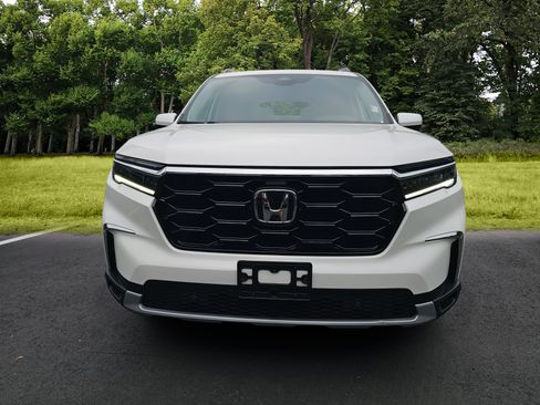 Used 2024 Honda Pilot Touring image 2