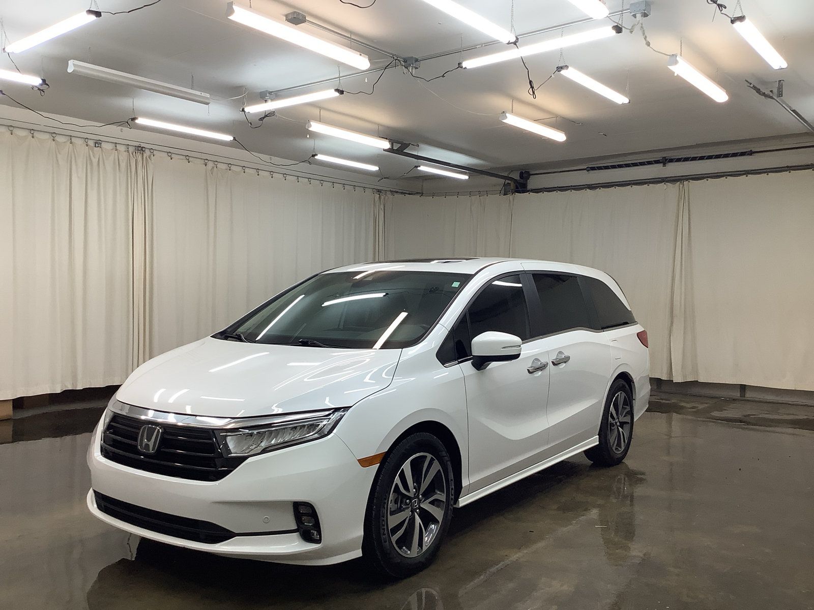 Used 2024 Honda Odyssey Touring image 1