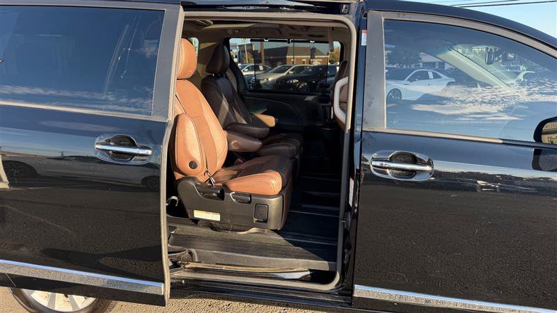 Used 2017 Toyota Sienna Limited Premium FWD image 38