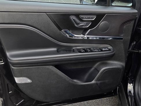 Used 2024 Lincoln Corsair Reserve image 10