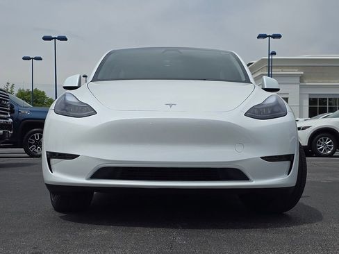 Used 2025 Tesla Model Y Long Range RWD image 11