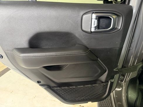 Used 2020 Jeep Gladiator Overland image 13