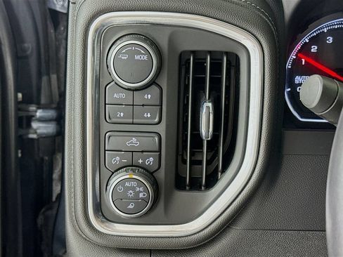 Used 2022 Chevrolet Silverado 1500 LT w/ Z71 Off-Road Package AWD/4WD image 11