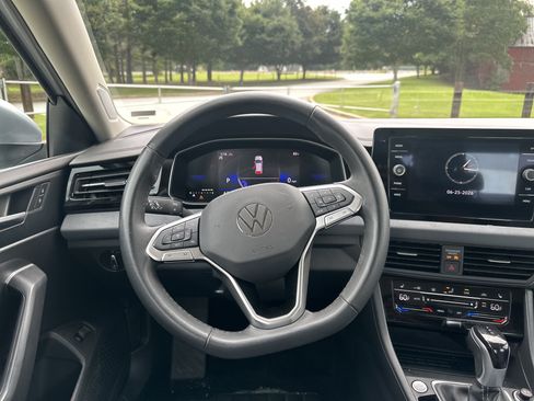 Used 2025 Volkswagen Jetta SE FWD image 23