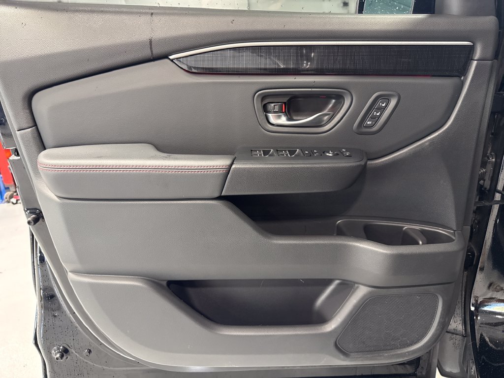 Used 2025 Honda Pilot Black Edition image 30