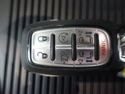 Used 2024 Chrysler Pacifica Touring-L FWD image 16